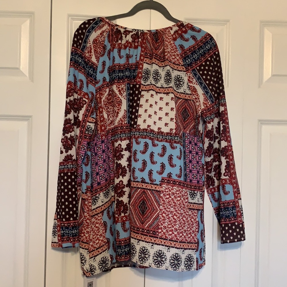 Woman’s blouse - Picture 2 of 2